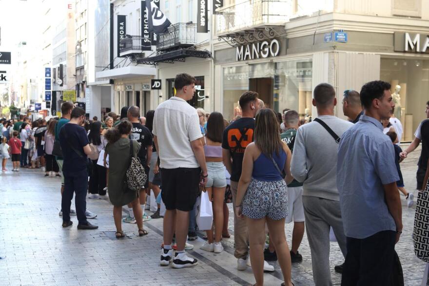 Συνωστισμός για ένα αυτόγραφο από τον Αντετοκούνμπο στην Ερμού - Δείτε βίντεο και φωτογραφίες 