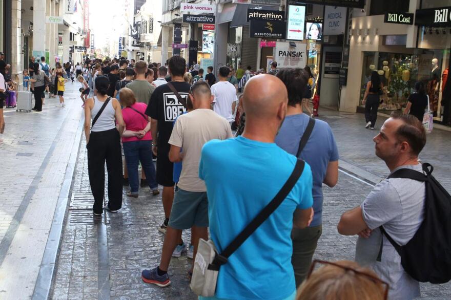 Συνωστισμός για ένα αυτόγραφο από τον Αντετοκούνμπο στην Ερμού - Δείτε βίντεο και φωτογραφίες 