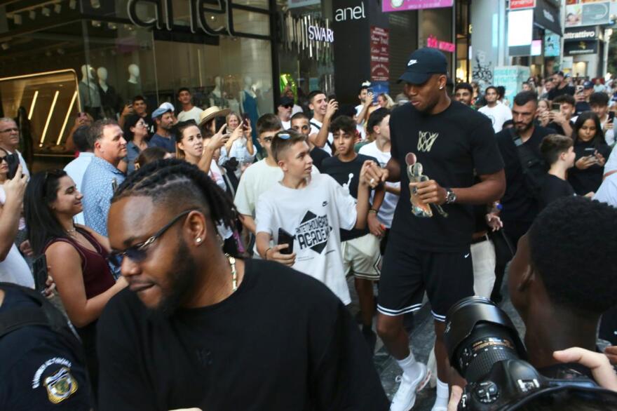 Συνωστισμός για ένα αυτόγραφο από τον Αντετοκούνμπο στην Ερμού - Δείτε βίντεο και φωτογραφίες 