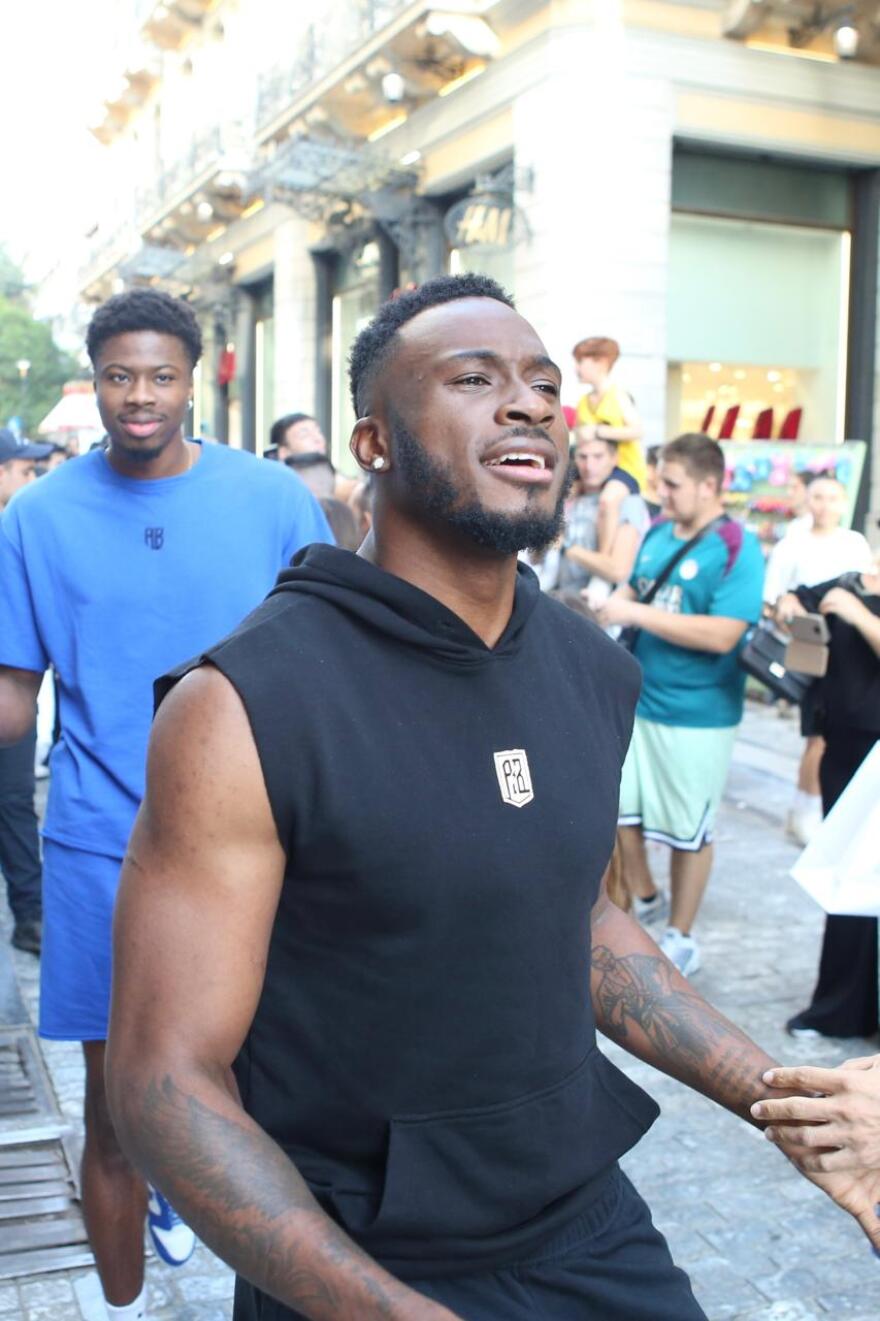 Συνωστισμός για ένα αυτόγραφο από τον Αντετοκούνμπο στην Ερμού - Δείτε βίντεο και φωτογραφίες 