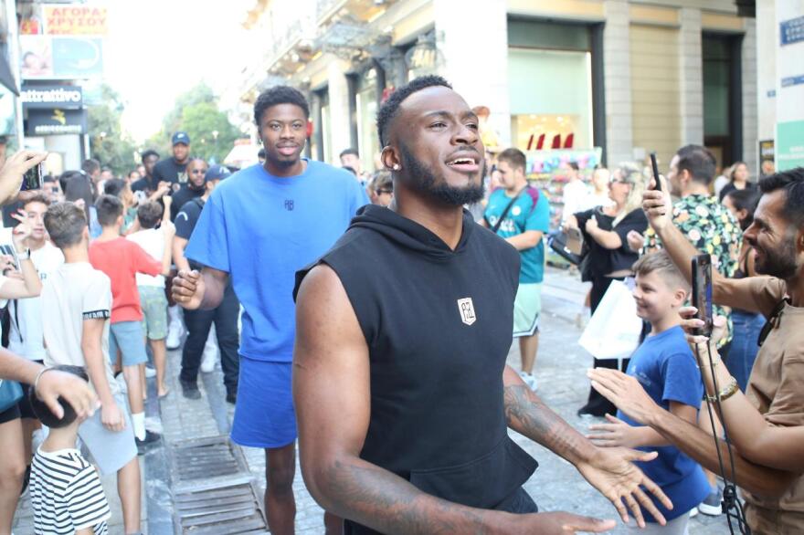 Συνωστισμός για ένα αυτόγραφο από τον Αντετοκούνμπο στην Ερμού - Δείτε βίντεο και φωτογραφίες 