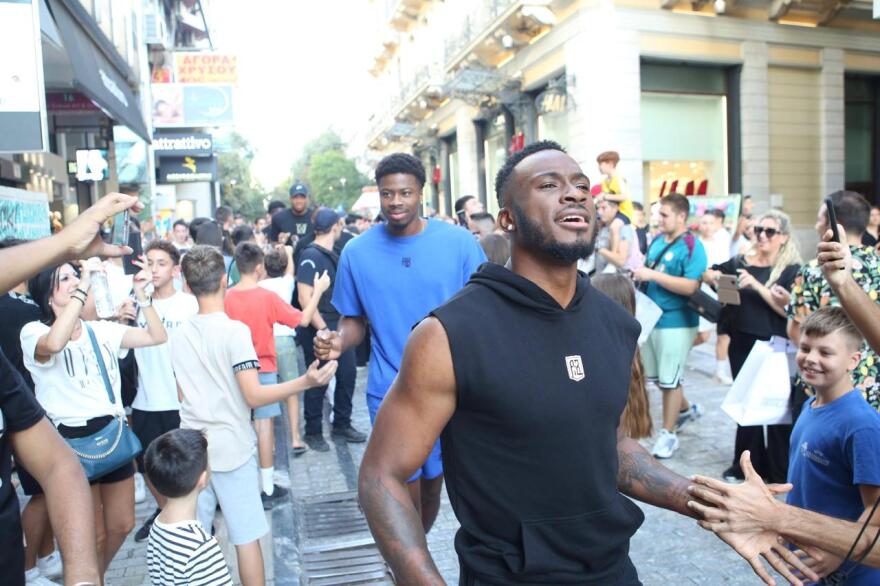 Συνωστισμός για ένα αυτόγραφο από τον Αντετοκούνμπο στην Ερμού - Δείτε βίντεο και φωτογραφίες 