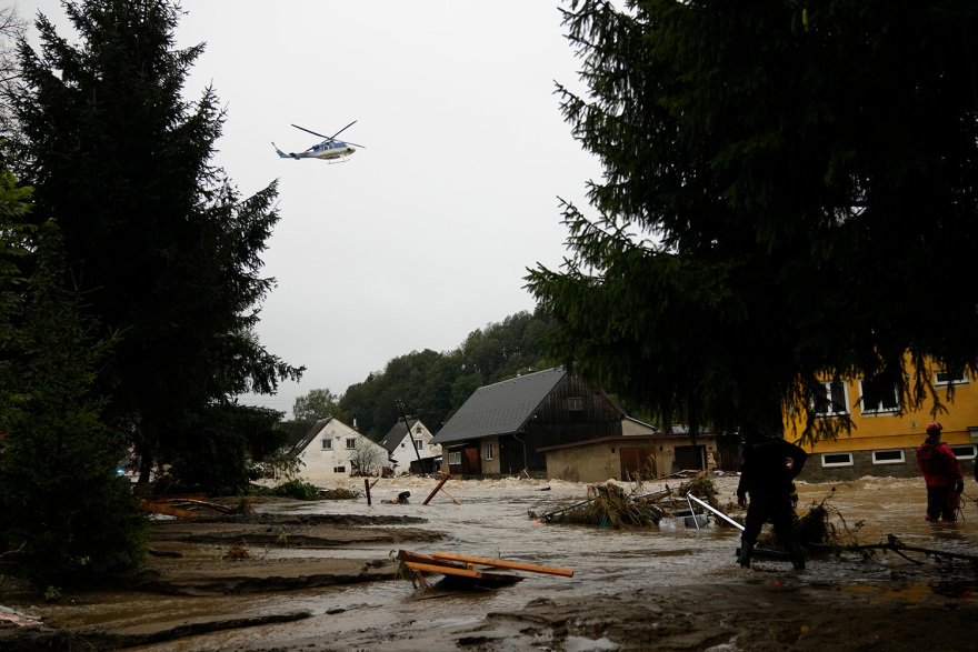 Αδιανόητες καταστροφές στην Ευρώπη: Κάτω από το νερό βυθίστηκε πόλη στην Τσεχία, σε κατάσταση έκτακτης ανάγκης η Πολωνία