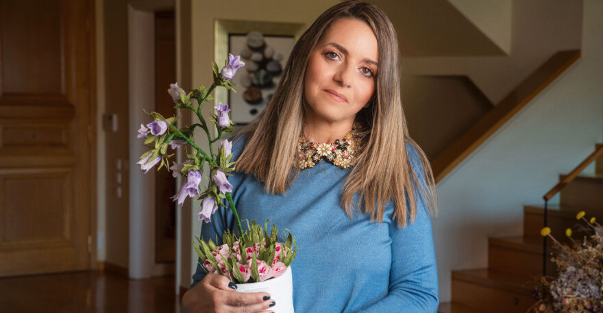 «Paper Flower Stories»: Η άγνωστη τέχνη των λουλουδιών από χαρτί ανθίζει στο μουσείο κοσμημάτων Ηλία Λαλαούνη