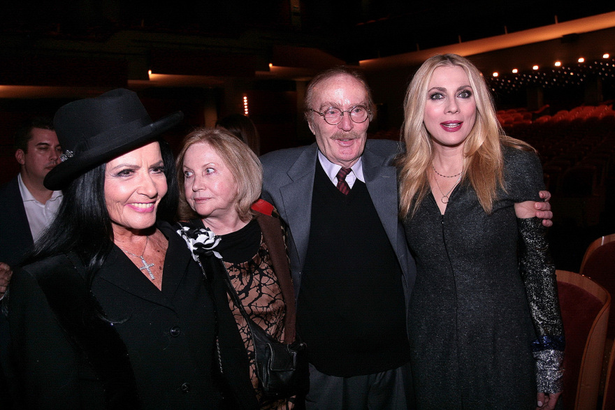 Ντίνος Καρύδης: Τα δύσκολα παιδικά χρόνια, οι συνεργασίες με Βουγιουκλάκη-Καρέζη και οι τελευταίες φωτογραφίες με την κόρη και τη σύζυγό του