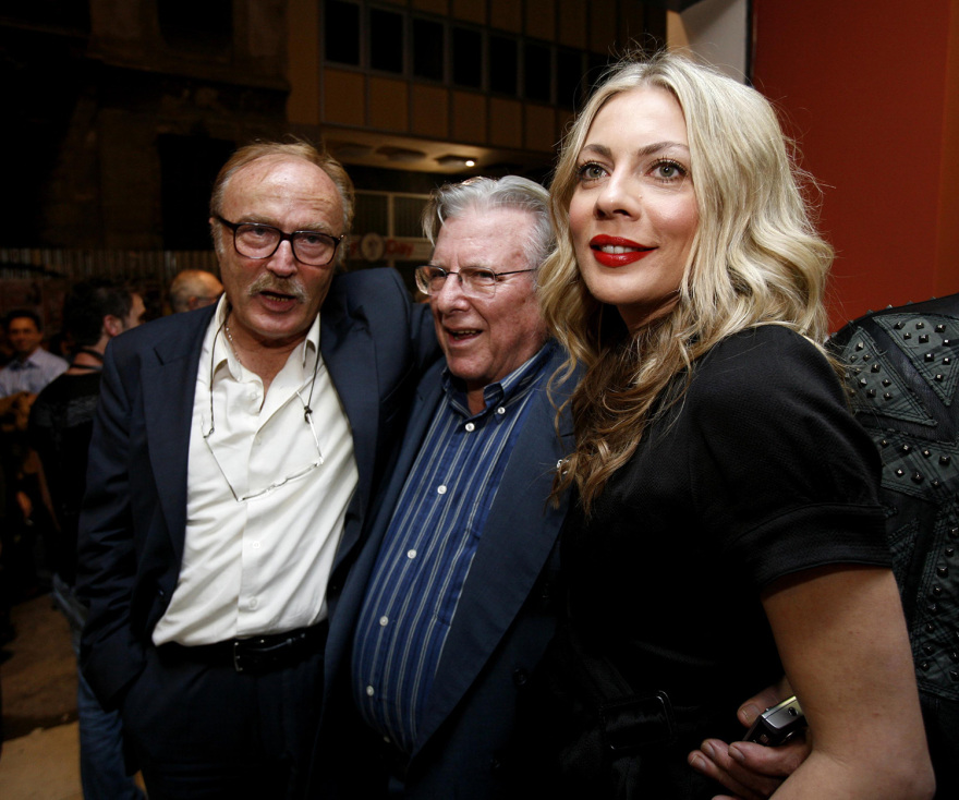 Ντίνος Καρύδης: Τα δύσκολα παιδικά χρόνια, οι συνεργασίες με Βουγιουκλάκη-Καρέζη και οι τελευταίες φωτογραφίες με την κόρη και τη σύζυγό του