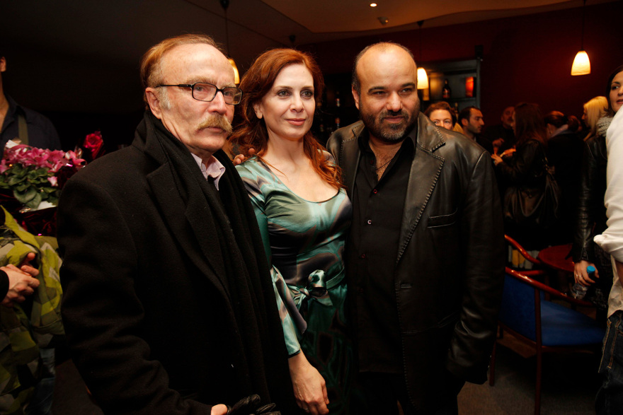 Ντίνος Καρύδης: Τα δύσκολα παιδικά χρόνια, οι συνεργασίες με Βουγιουκλάκη-Καρέζη και οι τελευταίες φωτογραφίες με την κόρη και τη σύζυγό του