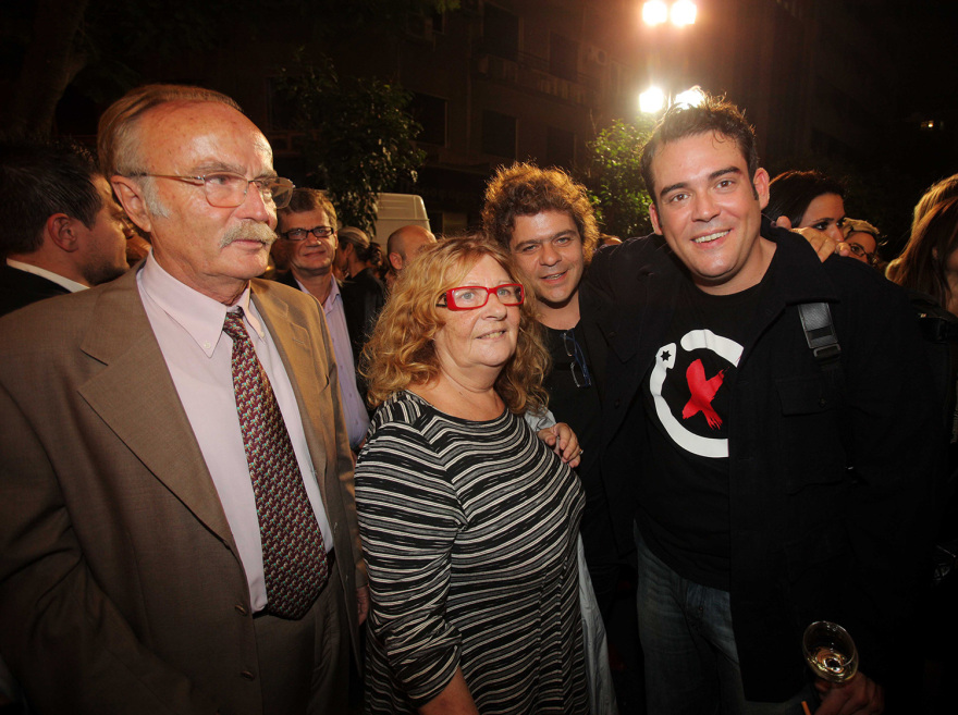 Ντίνος Καρύδης: Τα δύσκολα παιδικά χρόνια, οι συνεργασίες με Βουγιουκλάκη-Καρέζη και οι τελευταίες φωτογραφίες με την κόρη και τη σύζυγό του