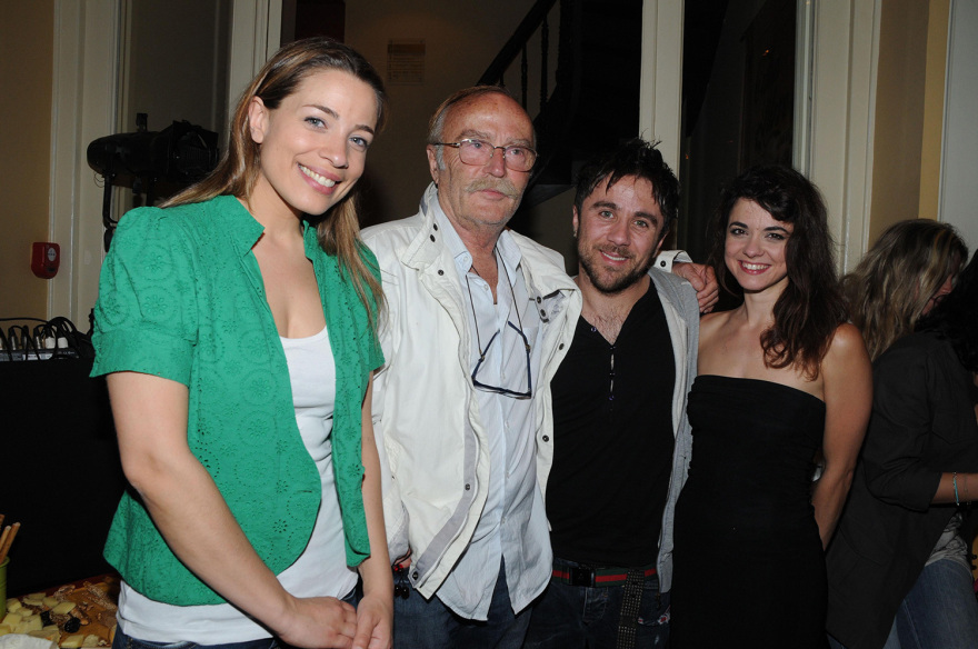 Ντίνος Καρύδης: Τα δύσκολα παιδικά χρόνια, οι συνεργασίες με Βουγιουκλάκη-Καρέζη και οι τελευταίες φωτογραφίες με την κόρη και τη σύζυγό του