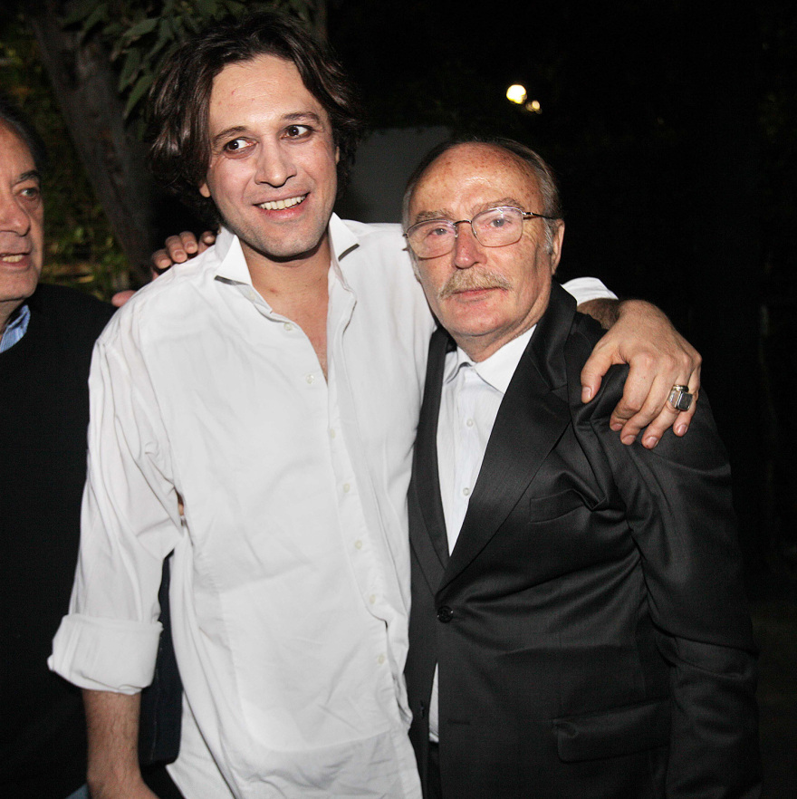 Ντίνος Καρύδης: Τα δύσκολα παιδικά χρόνια, οι συνεργασίες με Βουγιουκλάκη-Καρέζη και οι τελευταίες φωτογραφίες με την κόρη και τη σύζυγό του