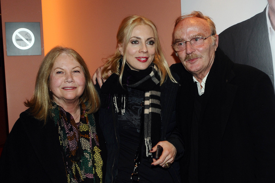 Ντίνος Καρύδης: Τα δύσκολα παιδικά χρόνια, οι συνεργασίες με Βουγιουκλάκη-Καρέζη και οι τελευταίες φωτογραφίες με την κόρη και τη σύζυγό του