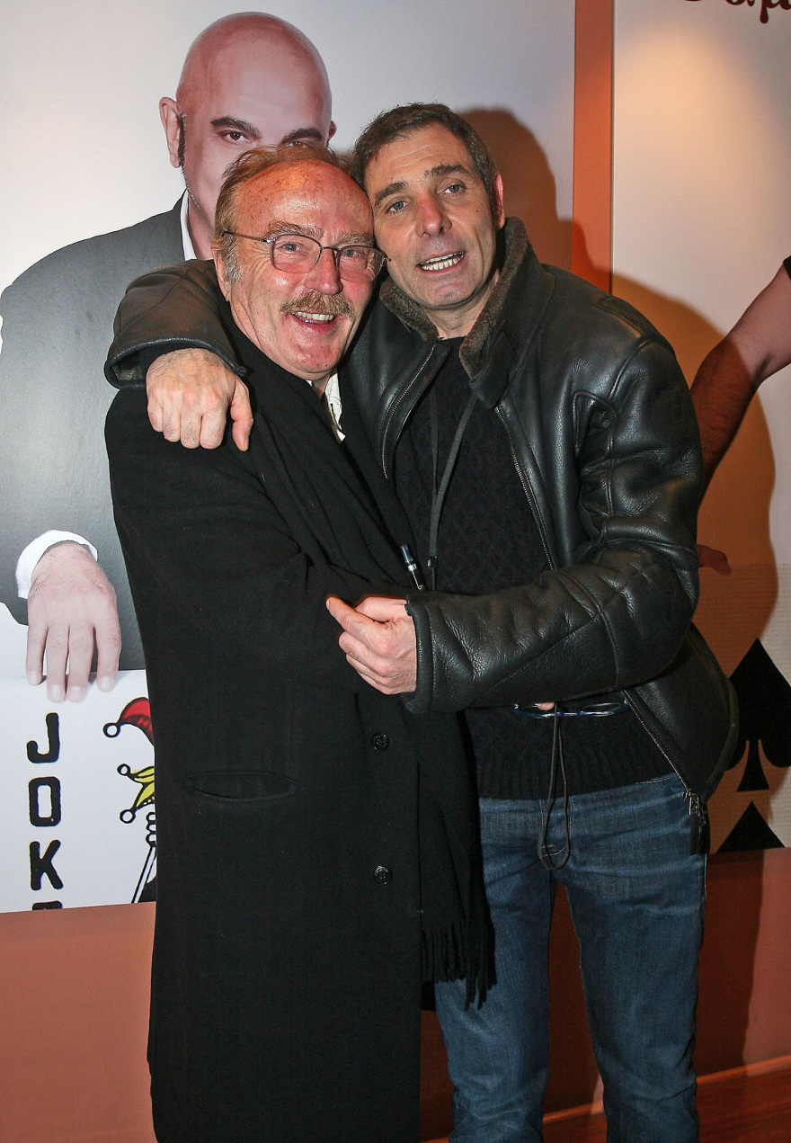 Ντίνος Καρύδης: Τα δύσκολα παιδικά χρόνια, οι συνεργασίες με Βουγιουκλάκη-Καρέζη και οι τελευταίες φωτογραφίες με την κόρη και τη σύζυγό του