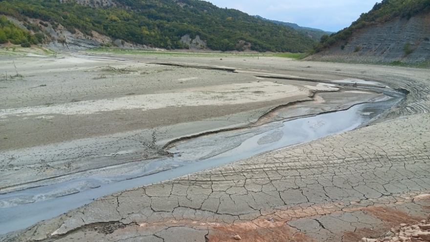 Η ξηρασία αποκάλυψε βυθισμένο οικισμό στην τεχνητή λίμνη του Πουρναρίου στην Άρτα - Δείτε φωτογραφίες