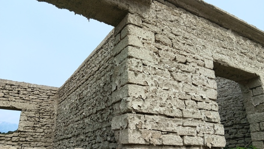 Η ξηρασία αποκάλυψε βυθισμένο οικισμό στην τεχνητή λίμνη του Πουρναρίου στην Άρτα - Δείτε φωτογραφίες