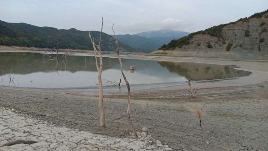 Η ξηρασία αποκάλυψε βυθισμένο οικισμό στην τεχνητή λίμνη του Πουρναρίου στην Άρτα - Δείτε φωτογραφίες