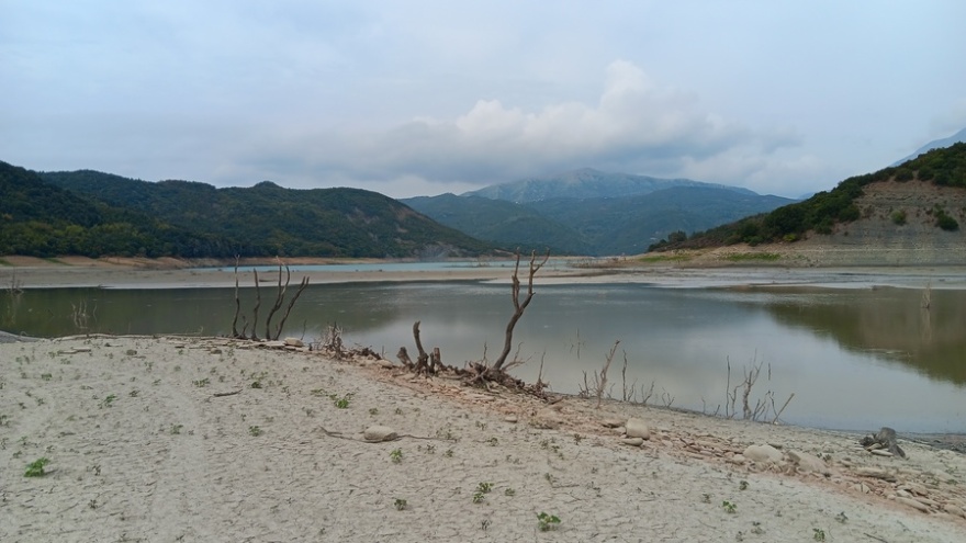 Η ξηρασία αποκάλυψε βυθισμένο οικισμό στην τεχνητή λίμνη του Πουρναρίου στην Άρτα - Δείτε φωτογραφίες