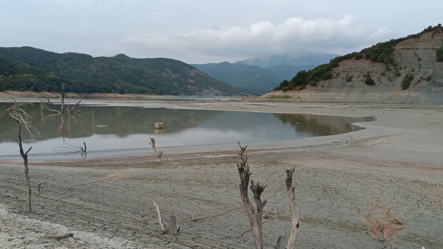 Η ξηρασία αποκάλυψε βυθισμένο οικισμό στην τεχνητή λίμνη του Πουρναρίου στην Άρτα - Δείτε φωτογραφίες