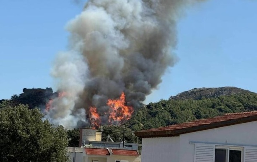 Καλύτερη εικόνα της φωτιάς στα Μαριτσά Ρόδου: Έκαιγε κοντά σε σπίτια, ήχησε το 112