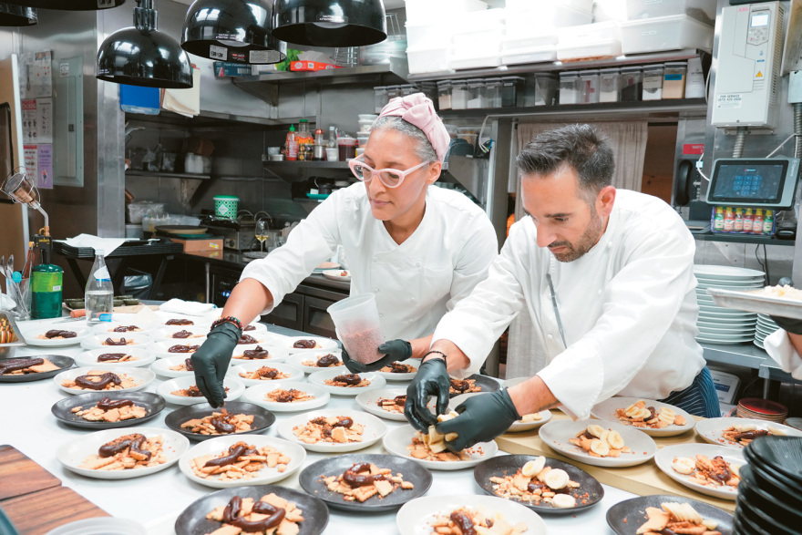 Νικόλας Πουλμέντης: Ο σεφ που μαγείρεψε στον Λευκό Οίκο και το Μπάκιγχαμ μαύρο ταραμά και γκόγκες Πελοποννήσου 