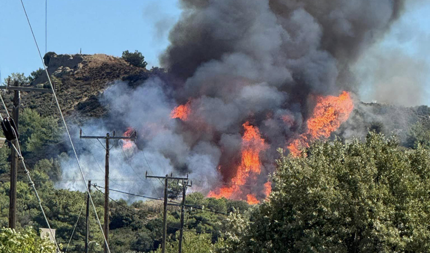 Καλύτερη εικόνα της φωτιάς στα Μαριτσά Ρόδου: Έκαιγε κοντά σε σπίτια, ήχησε το 112