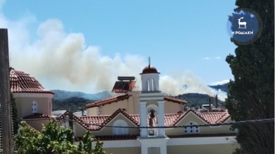 Καλύτερη εικόνα της φωτιάς στα Μαριτσά Ρόδου: Έκαιγε κοντά σε σπίτια, ήχησε το 112