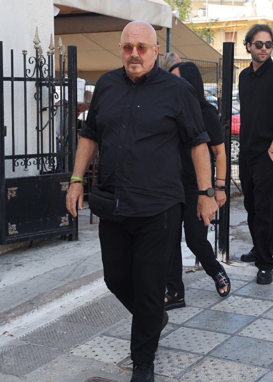 Ντίνος Καρύδης: Συγκίνηση στο τελευταίο αντίο στον ηθοποιό - Συντετριμμένη η κόρη του Σμαράγδα 