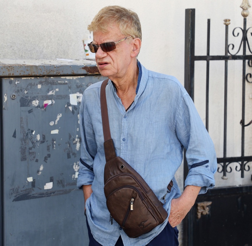 Ντίνος Καρύδης: Συγκίνηση στο τελευταίο αντίο στον ηθοποιό - Συντετριμμένη η κόρη του Σμαράγδα 