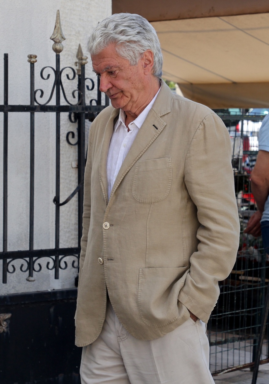 Ντίνος Καρύδης: Συγκίνηση στο τελευταίο αντίο στον ηθοποιό - Συντετριμμένη η κόρη του Σμαράγδα 