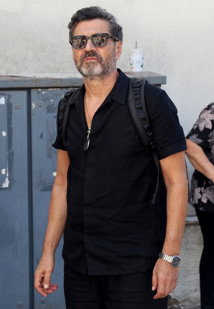 Ντίνος Καρύδης: Συγκίνηση στο τελευταίο αντίο στον ηθοποιό - Συντετριμμένη η κόρη του Σμαράγδα 