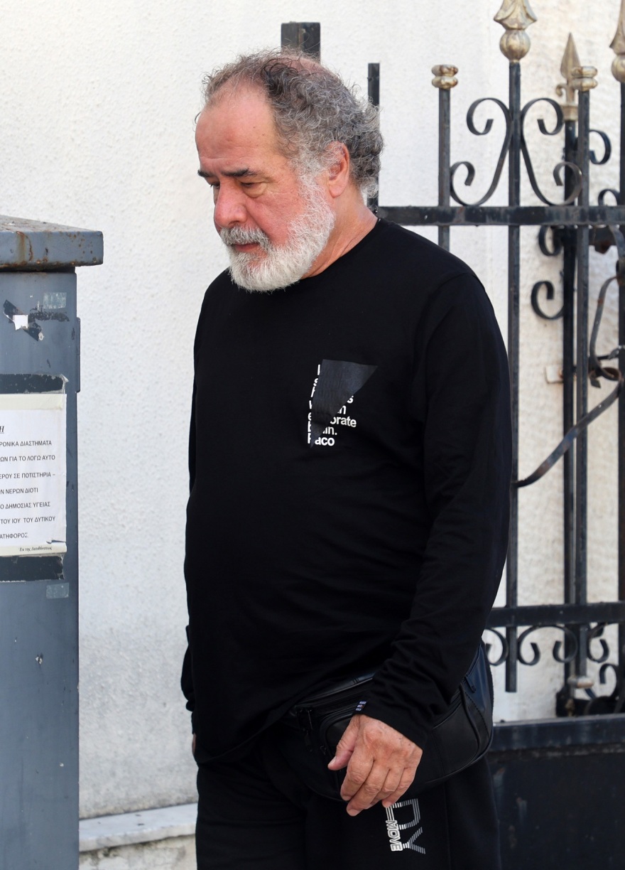 Ντίνος Καρύδης: Συγκίνηση στο τελευταίο αντίο στον ηθοποιό - Συντετριμμένη η κόρη του Σμαράγδα 