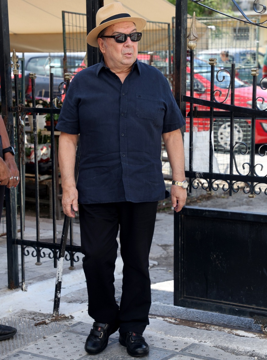 Ντίνος Καρύδης: Συγκίνηση στο τελευταίο αντίο στον ηθοποιό - Συντετριμμένη η κόρη του Σμαράγδα 