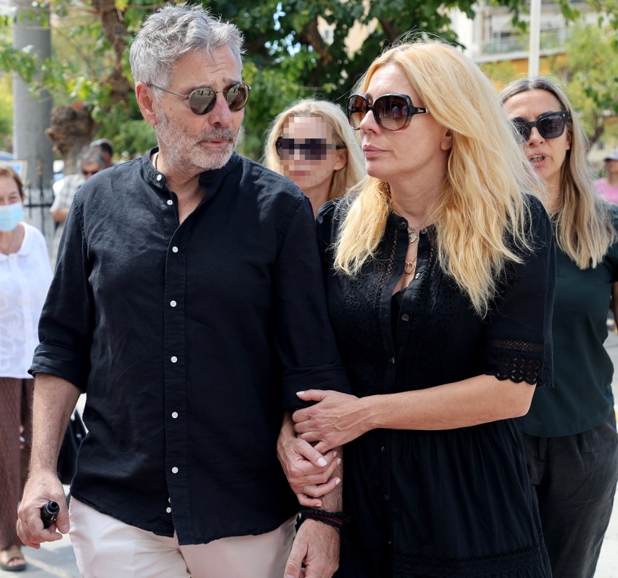 Ντίνος Καρύδης: Συγκίνηση στο τελευταίο αντίο στον ηθοποιό - Συντετριμμένη η κόρη του Σμαράγδα 