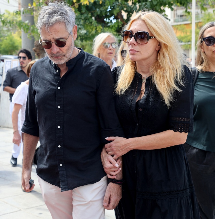 Ντίνος Καρύδης: Συγκίνηση στο τελευταίο αντίο στον ηθοποιό - Συντετριμμένη η κόρη του Σμαράγδα 