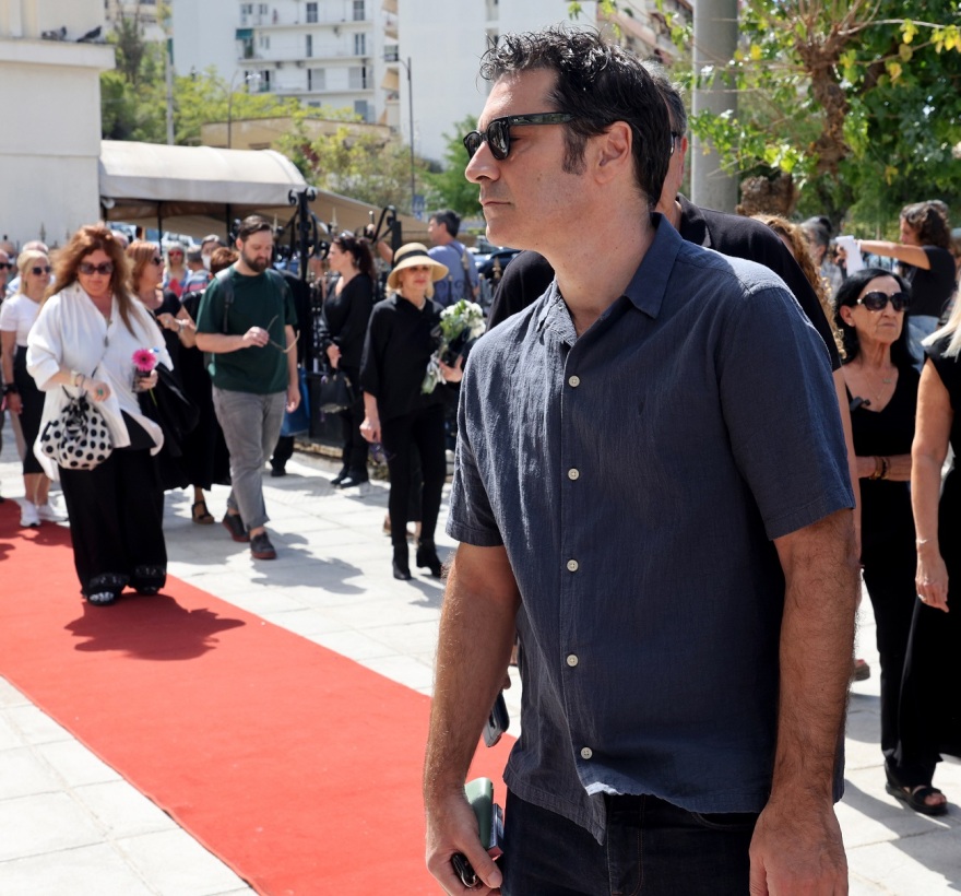 Ντίνος Καρύδης: Συγκίνηση στο τελευταίο αντίο στον ηθοποιό - Συντετριμμένη η κόρη του Σμαράγδα 