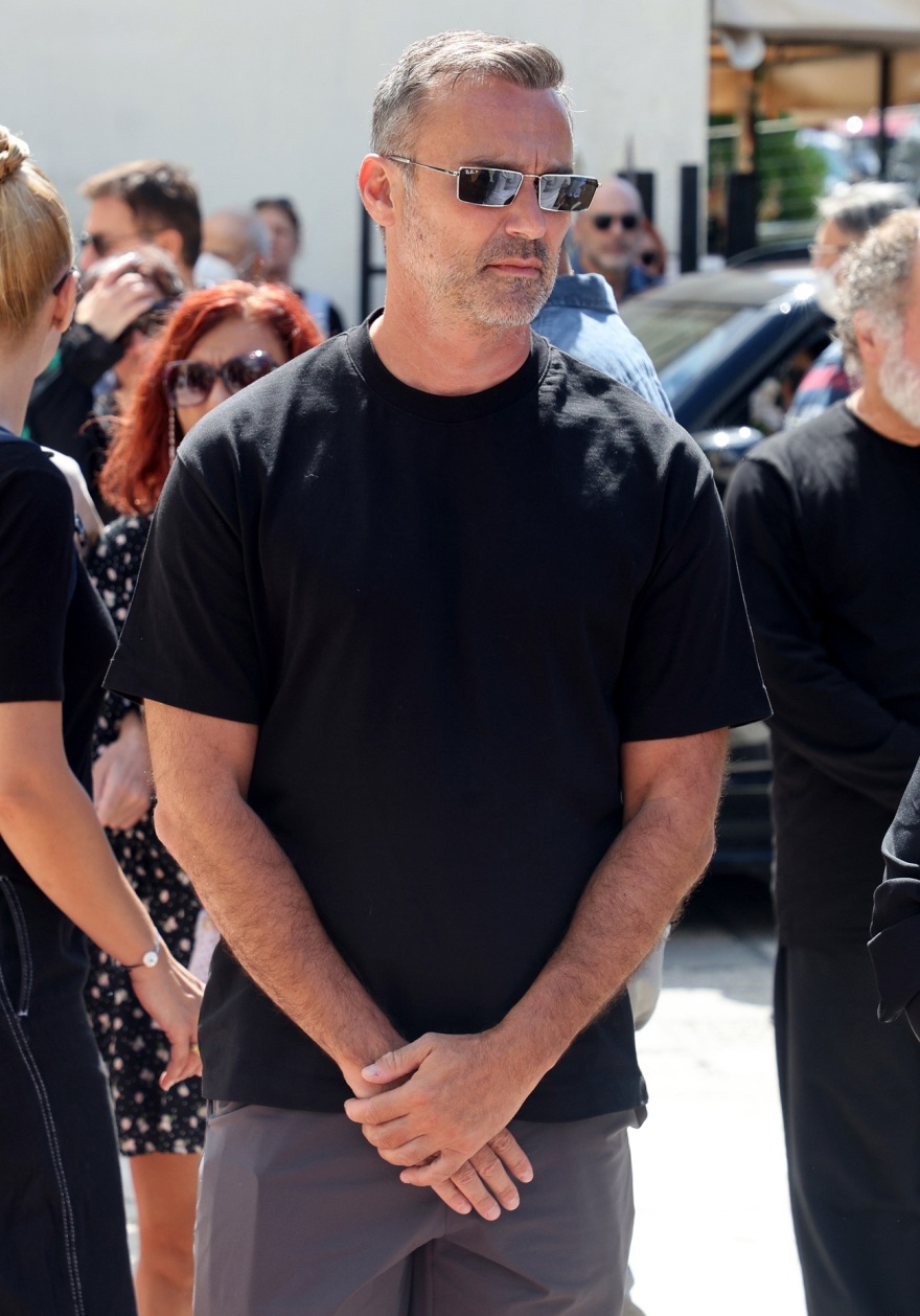 Ντίνος Καρύδης: Συγκίνηση στο τελευταίο αντίο στον ηθοποιό - Συντετριμμένη η κόρη του Σμαράγδα 