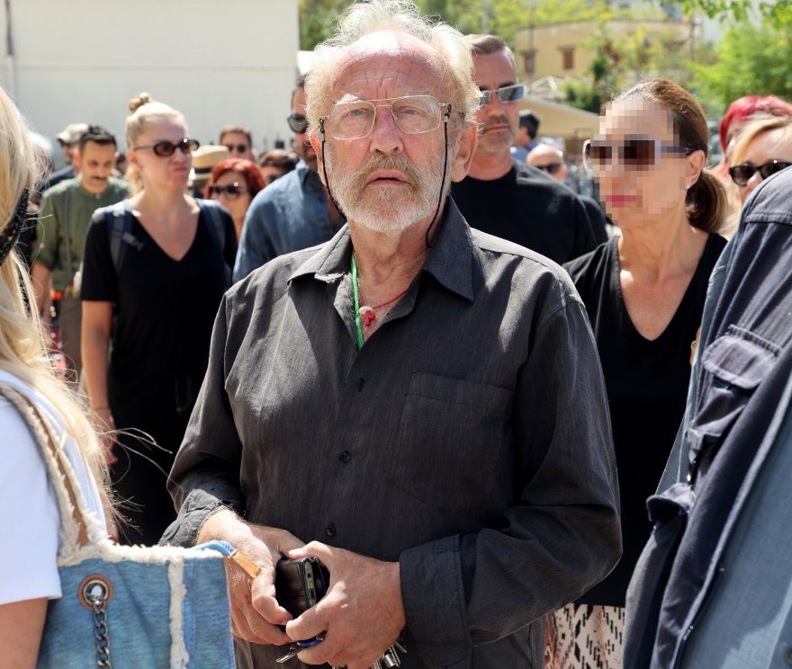 Ντίνος Καρύδης: Συγκίνηση στο τελευταίο αντίο στον ηθοποιό - Συντετριμμένη η κόρη του Σμαράγδα 