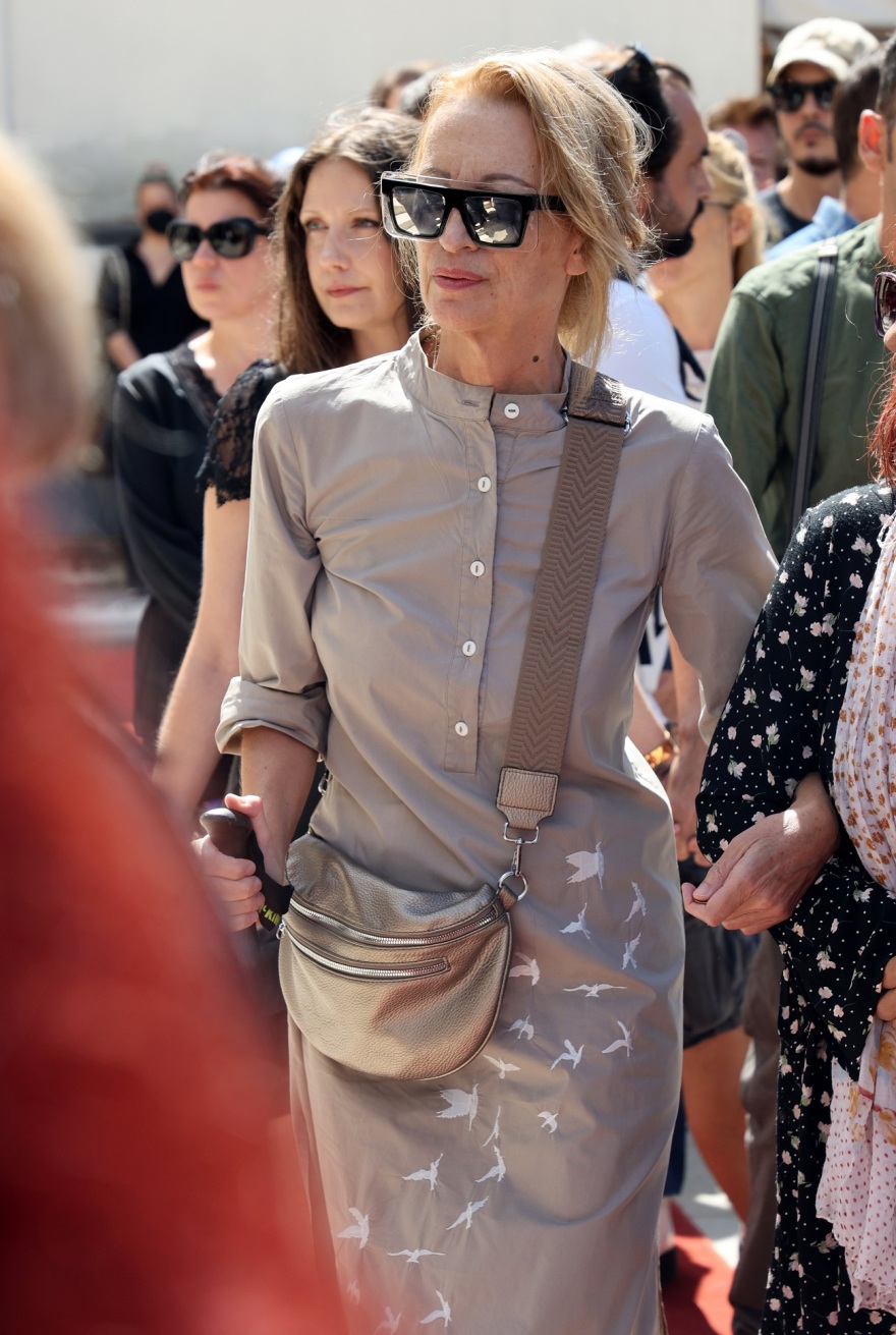 Ντίνος Καρύδης: Συγκίνηση στο τελευταίο αντίο στον ηθοποιό - Συντετριμμένη η κόρη του Σμαράγδα 