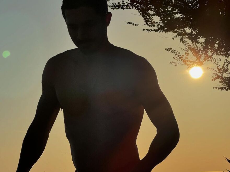 Ούρσουλα Κορμπερό: Γυμνή στο Instagram - Η «Τόκιο» του La Casa De Papel ποζάρει καλυμμένη με ένα σεντόνι