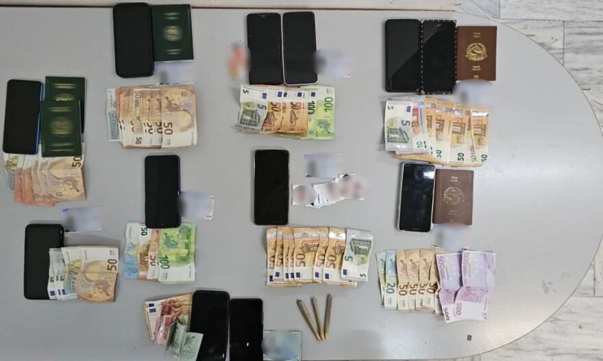 Αθήνα: Επεισοδιακή σύλληψη δουλεμπόρων - Μετέφεραν επτά μετανάστες με ΙΧ, έκρυβαν άλλους 11 σε διαμέρισμα