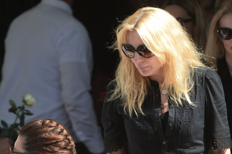 Ντίνος Καρύδης: Συγκίνηση στο τελευταίο αντίο στον ηθοποιό - Συντετριμμένη η κόρη του Σμαράγδα 