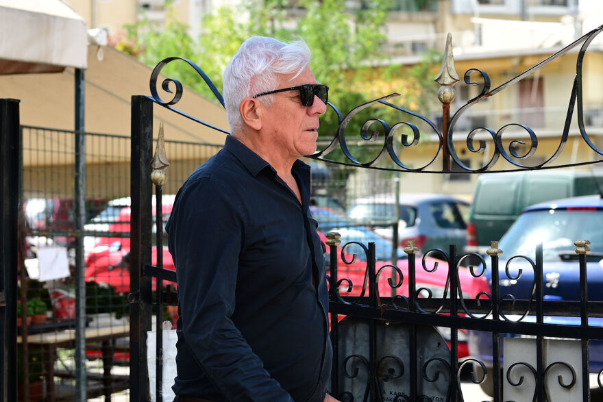 Ντίνος Καρύδης: Συγκίνηση στο τελευταίο αντίο στον ηθοποιό - Συντετριμμένη η κόρη του Σμαράγδα 