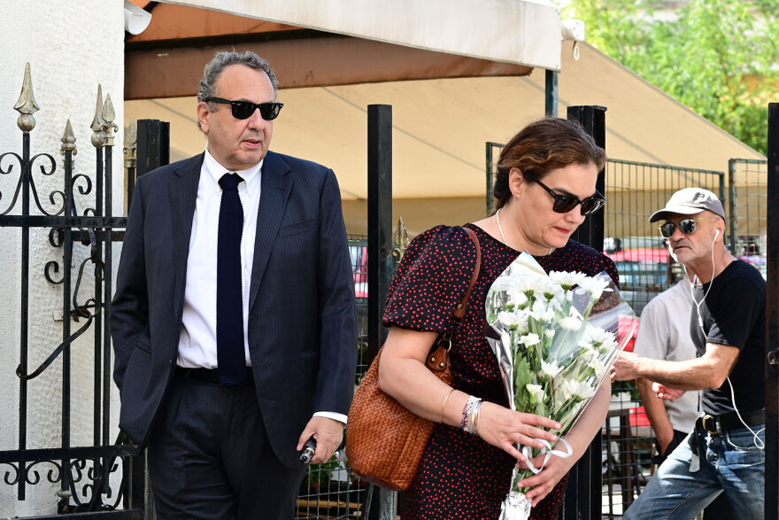 Ντίνος Καρύδης: Συγκίνηση στο τελευταίο αντίο στον ηθοποιό - Συντετριμμένη η κόρη του Σμαράγδα 