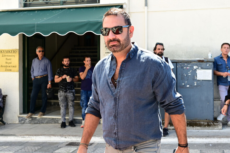 Ντίνος Καρύδης: Συγκίνηση στο τελευταίο αντίο στον ηθοποιό - Συντετριμμένη η κόρη του Σμαράγδα 