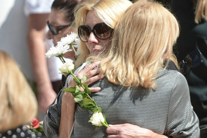 Ντίνος Καρύδης: Συγκίνηση στο τελευταίο αντίο στον ηθοποιό - Συντετριμμένη η κόρη του Σμαράγδα 