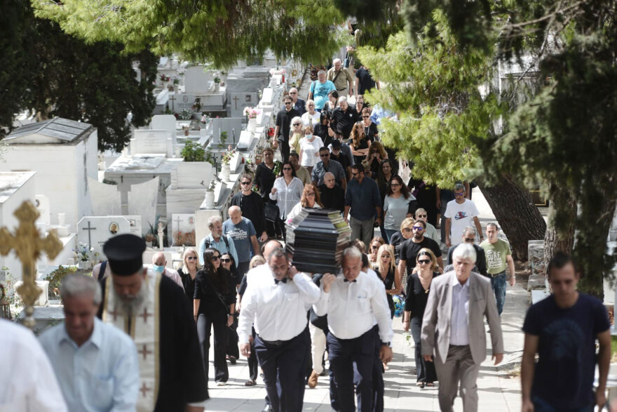 Ντίνος Καρύδης: Συγκίνηση στο τελευταίο αντίο στον ηθοποιό - Συντετριμμένη η κόρη του Σμαράγδα 