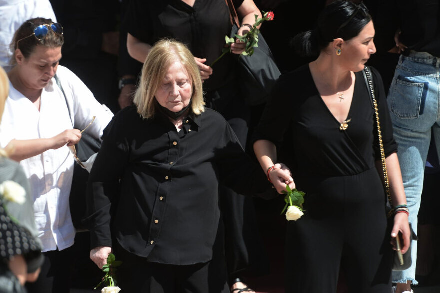 Ντίνος Καρύδης: Συγκίνηση στο τελευταίο αντίο στον ηθοποιό - Συντετριμμένη η κόρη του Σμαράγδα 