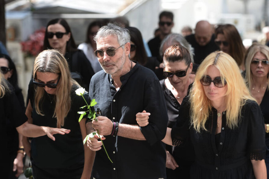 Ντίνος Καρύδης: Συγκίνηση στο τελευταίο αντίο στον ηθοποιό - Συντετριμμένη η κόρη του Σμαράγδα 