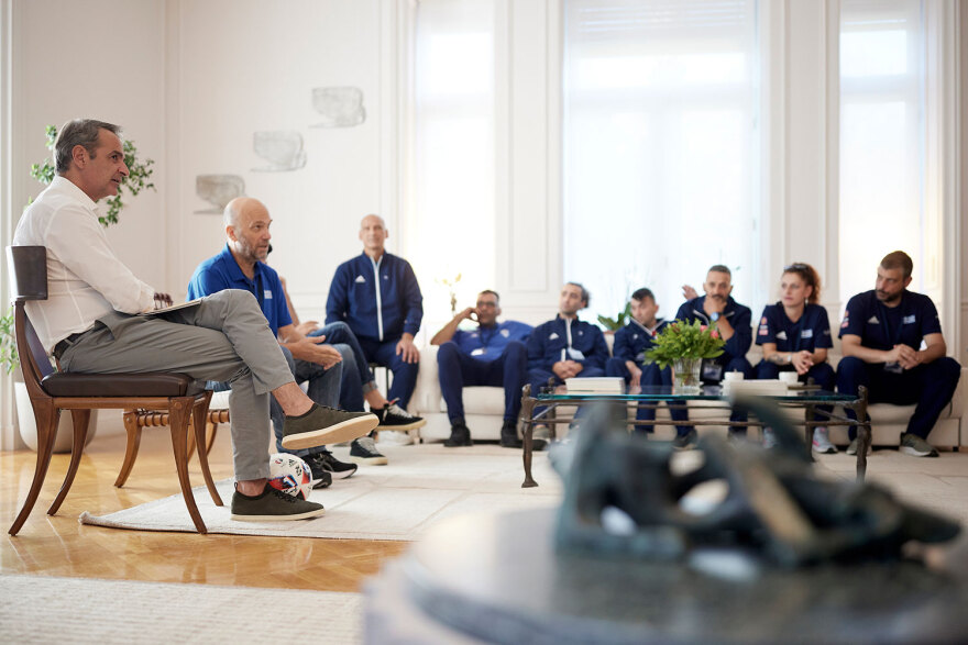 Μητσοτάκης: Συνάντηση με την Εθνική Ομάδα Ποδοσφαίρου Αστέγων ενόψει του Παγκόσμιου Κυπέλλου στη Σεούλ