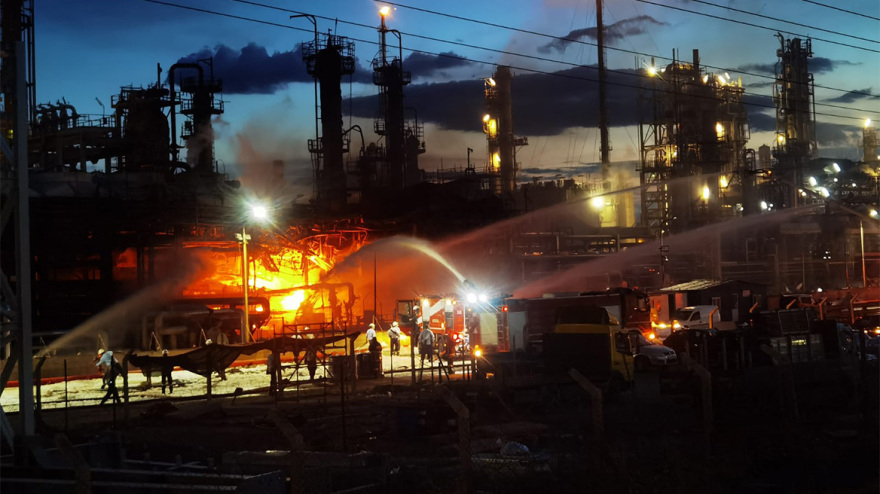 Motor Oil: Υπό έλεγχο η πυρκαγιά - Ολονύχτια επιφυλακή για την πλήρη κατάσβεση