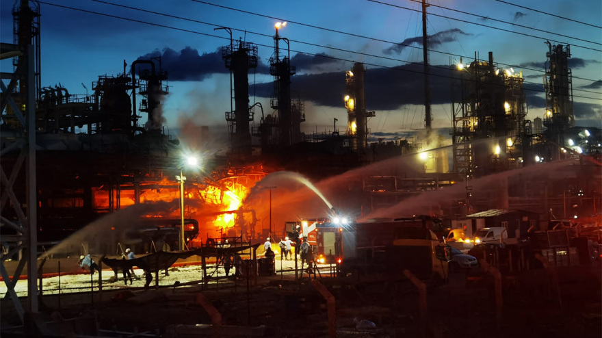 Motor Oil: Υπό έλεγχο η πυρκαγιά - Ολονύχτια επιφυλακή για την πλήρη κατάσβεση